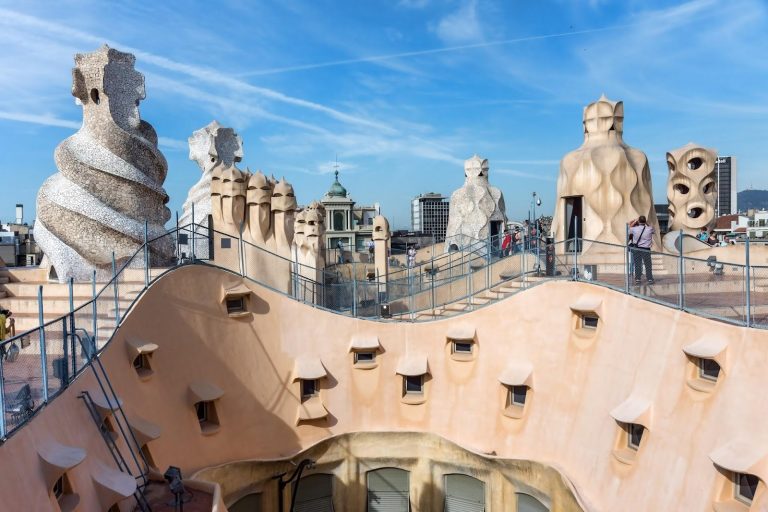 Casa Mila Barcelone : Tout ce que vous devez savoir sur ce chef-d’œuvre de Gaudi